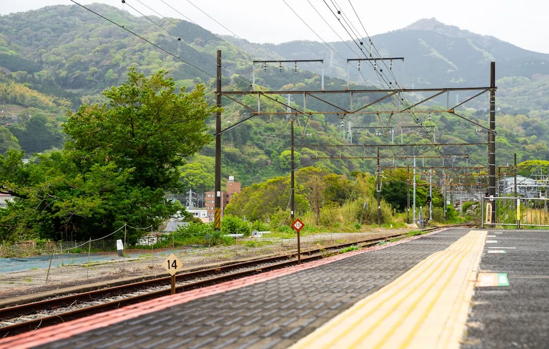 山を背にしたローカル線の駅のホーム