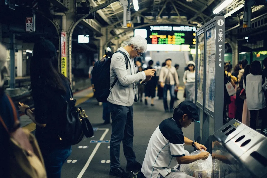 駅のホームで電車を待つ人たち