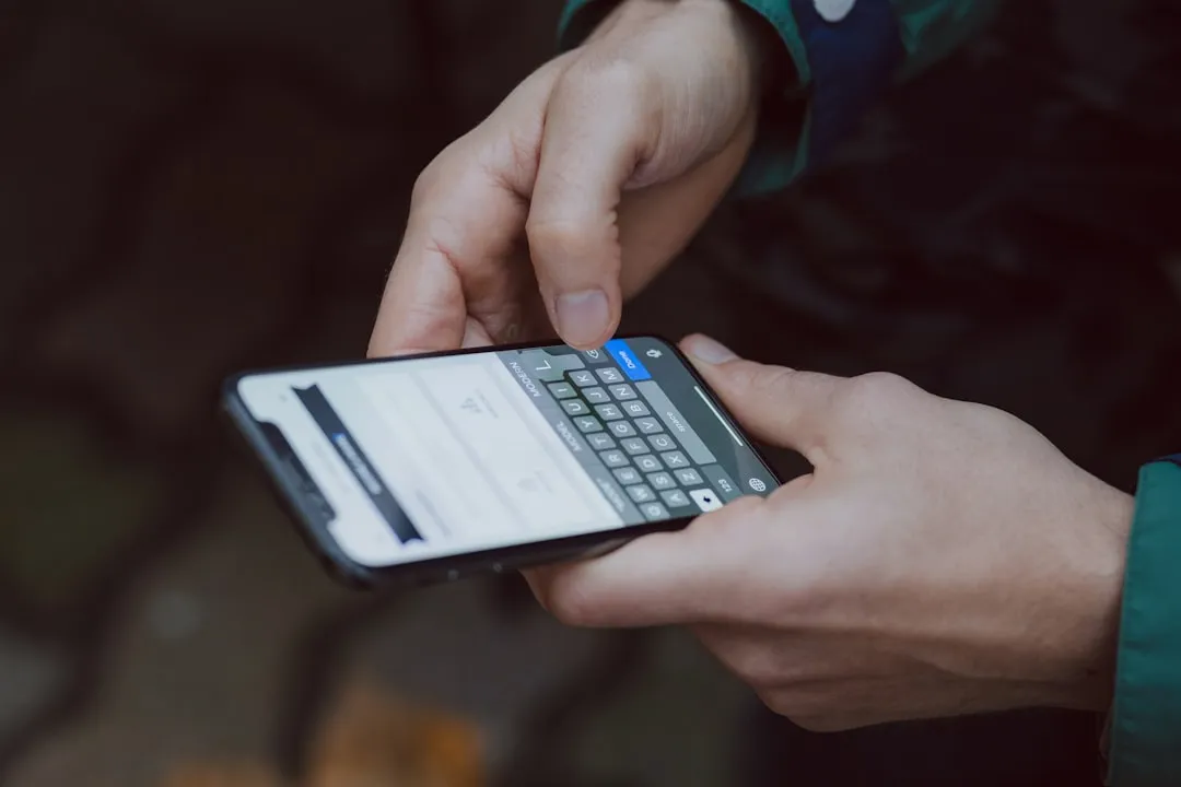 スマートフォンを操作している手元