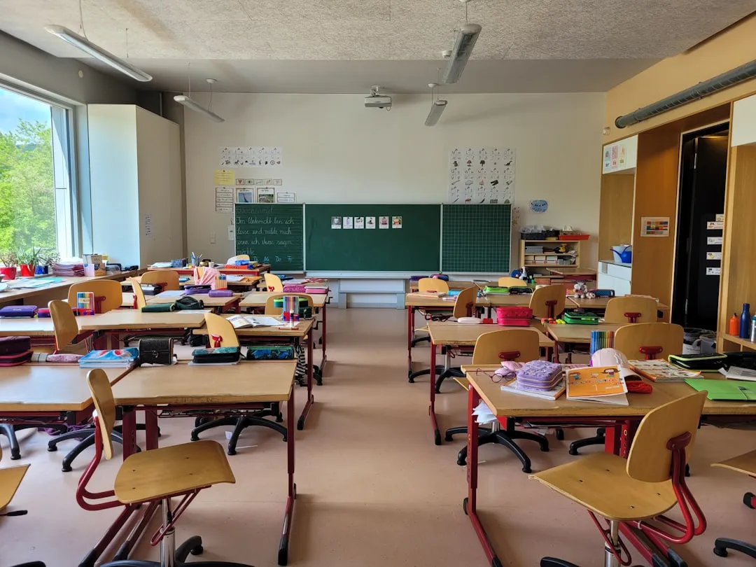 たくさんの机と椅子が置かれた教室
